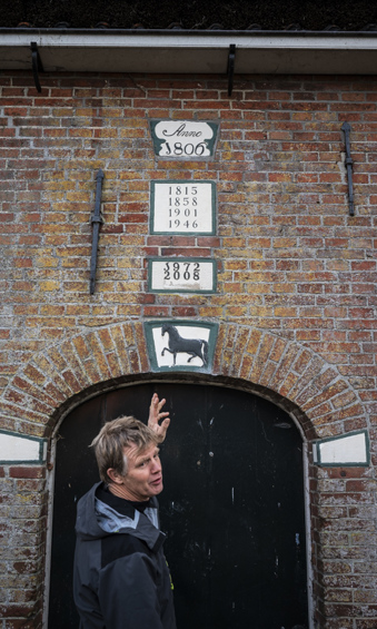 Gevelstenen die aantonen dat de boerderij al generaties in de familie is.
