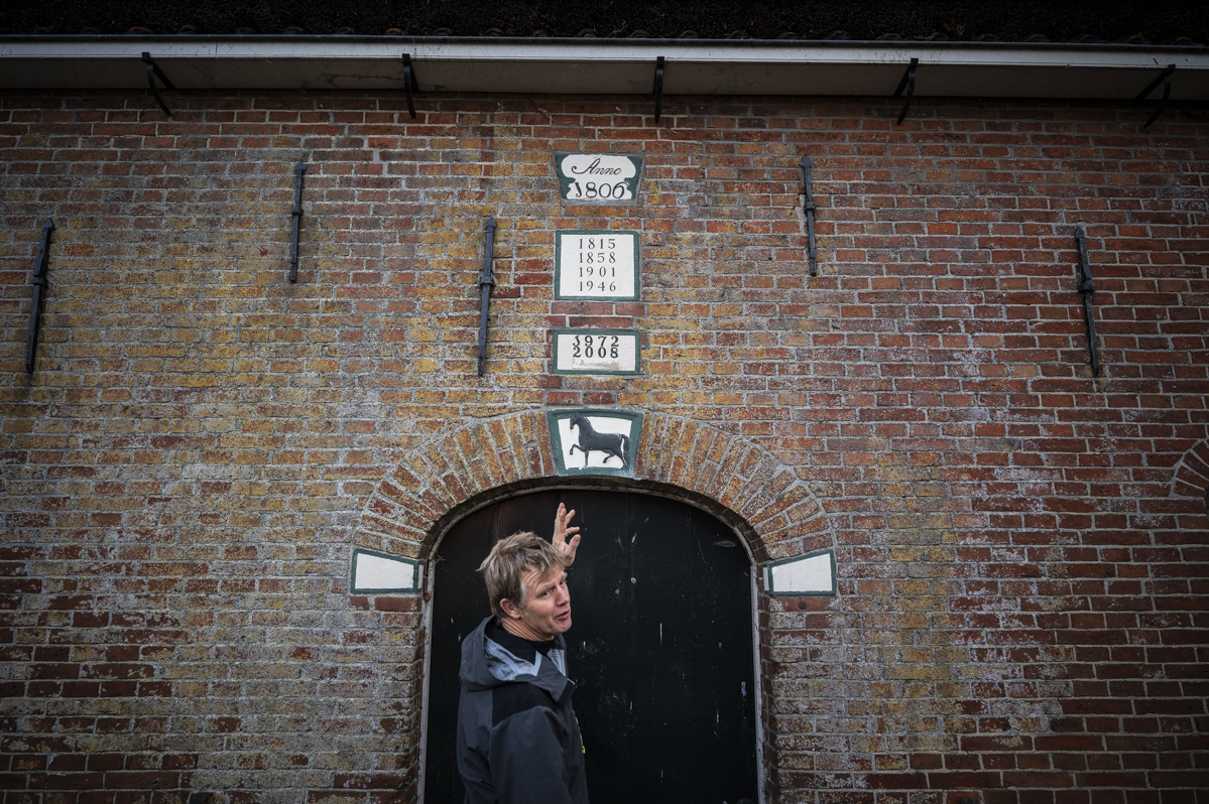 Gevelstenen die aantonen dat de boerderij al generaties in de familie is.
