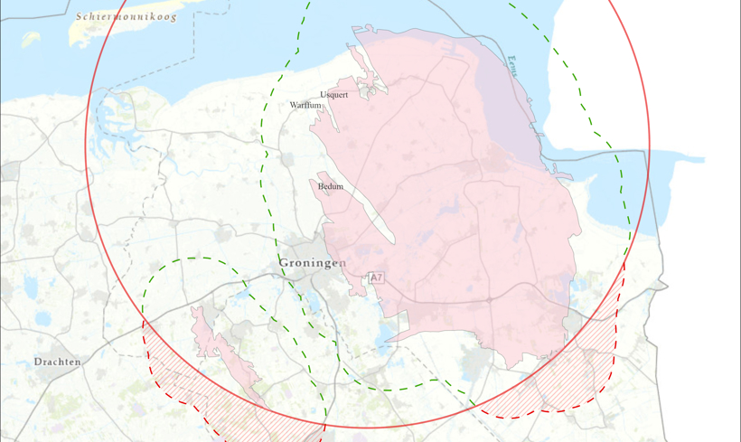 De cirkel van Huizinge met het gebied ten zuidwesten van de gasopslag Norg en ten zuidoosten van het Groningenveld (rode stippellijnen).