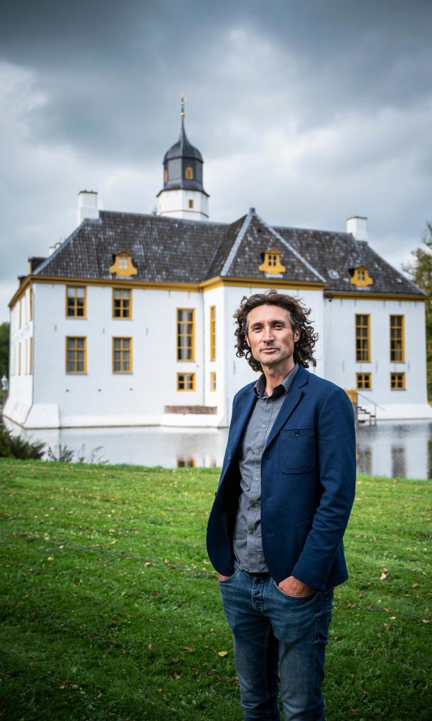 Restauratie-architect Daniël van Huizen staat voor de Fraeylemaborg.