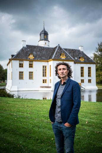 Restauratie-architect Daniël van Huizen staat voor de Fraeylemaborg.