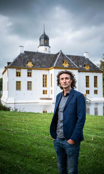 Restauratie-architect Daniël van Huizen staat voor de Fraeylemaborg.