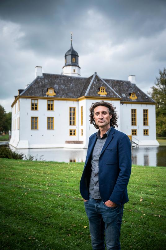 Restauratie-architect Daniël van Huizen staat voor de Fraeylemaborg.
