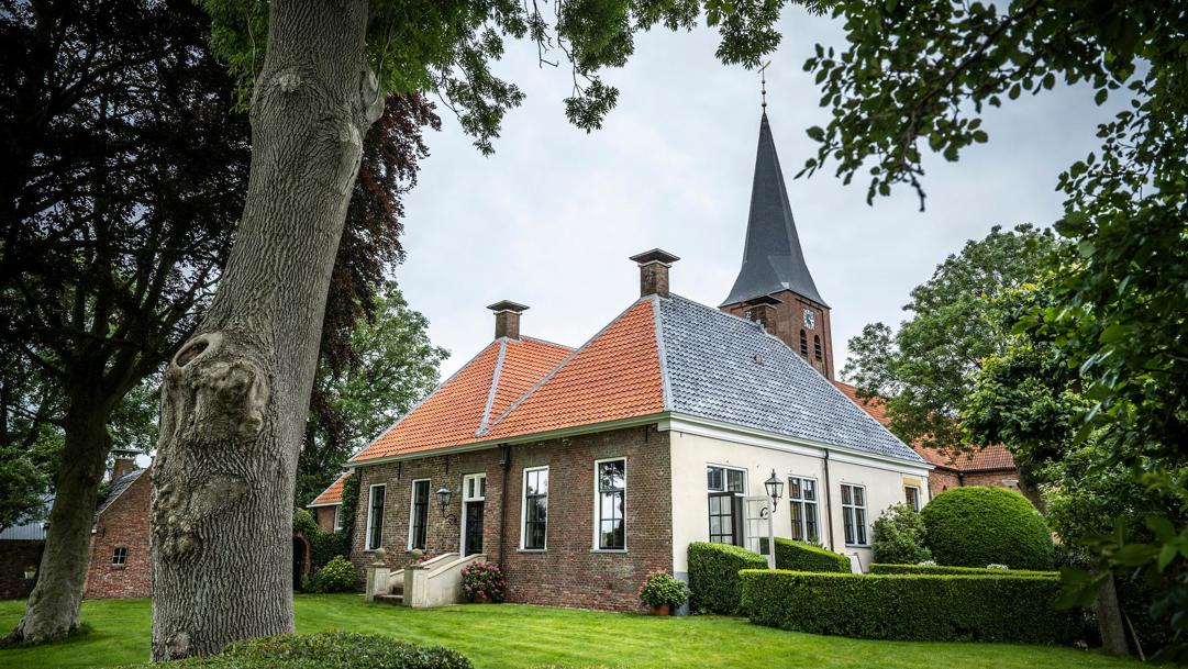 Zicht op de monumentale pastorie van Leens.