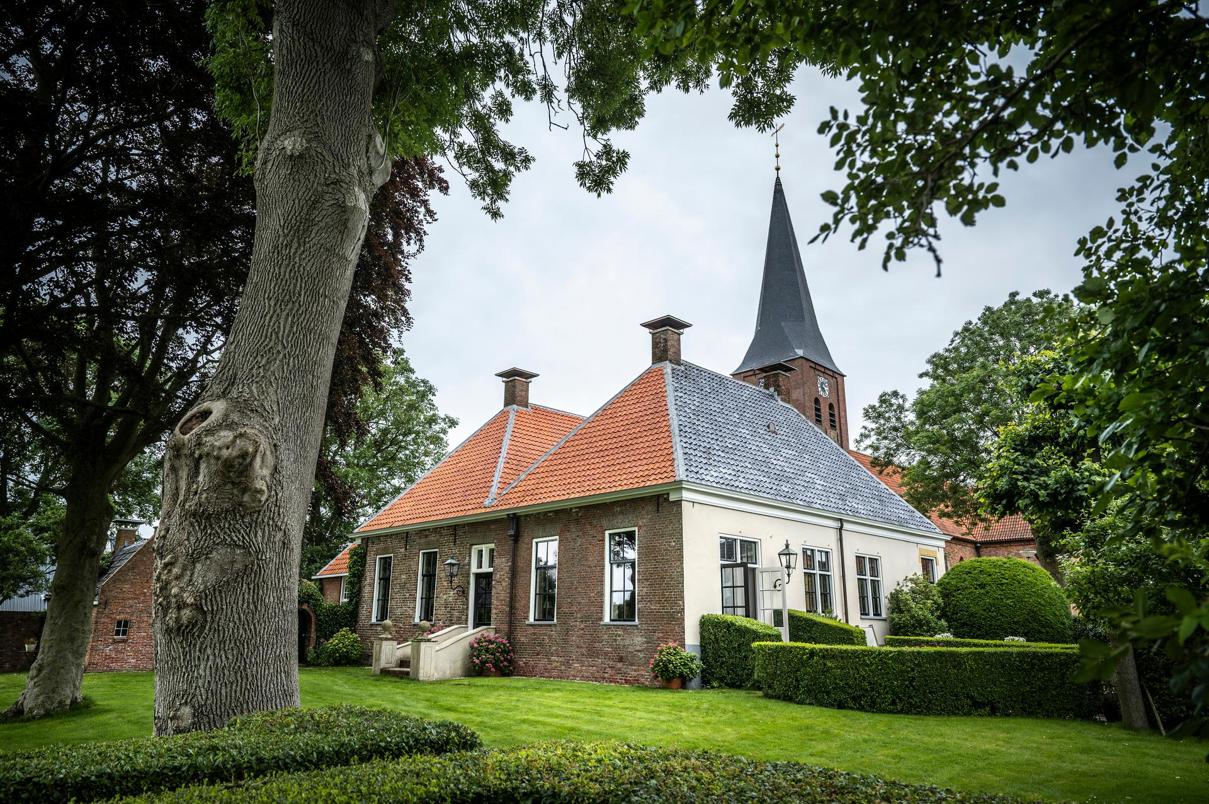 Zicht op de monumentale pastorie van Leens.