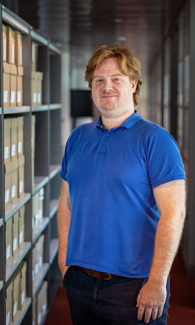 Niels poseert voor een portretfoto.