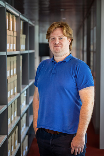 Niels poseert voor een portretfoto.