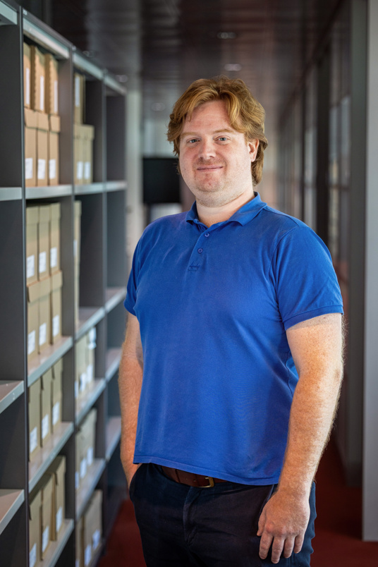 Niels poseert voor een portretfoto.