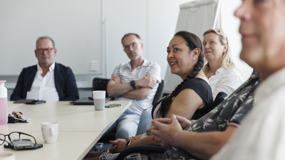 Collega's met elkaar in gesprek tijdens een vergadering. 