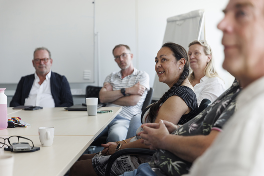 Collega's met elkaar in gesprek tijdens een vergadering. 