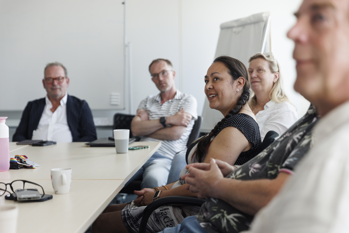 Collega's met elkaar in gesprek tijdens een vergadering. 