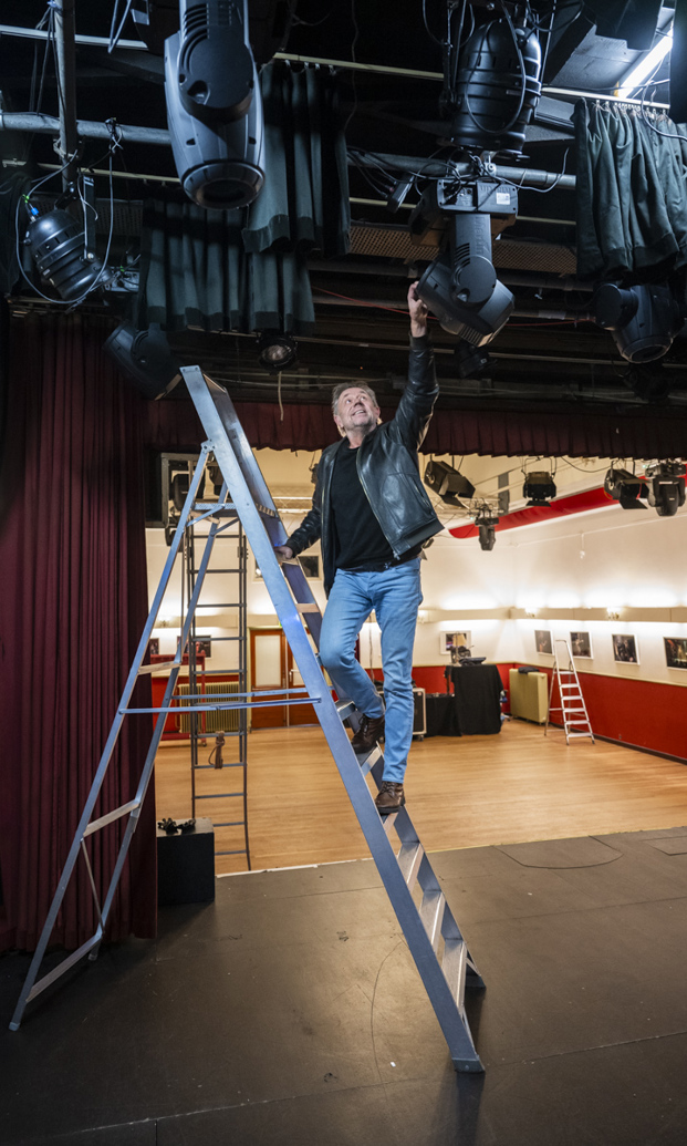 Gerrit Kamstra op de ladder in het Aa-theater..