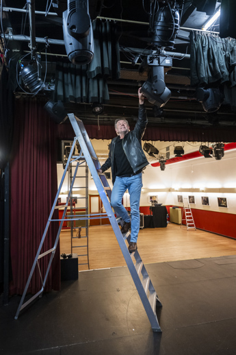 Gerrit Kamstra op de ladder in het Aa-theater..