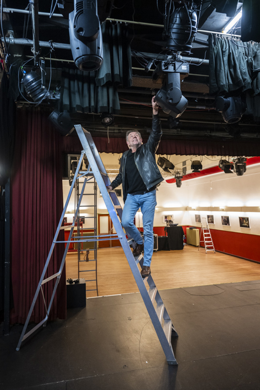 Gerrit Kamstra op de ladder in het Aa-theater..