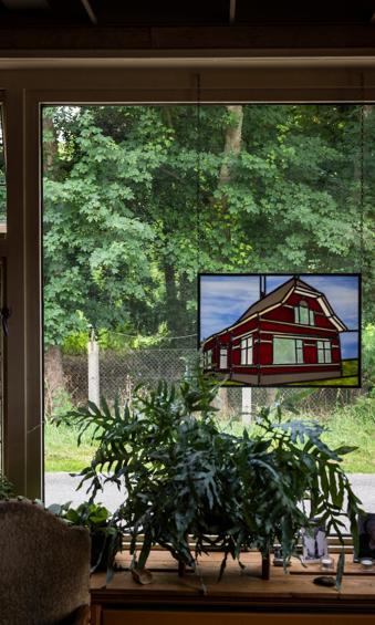 Een onafhankelijk expert fotografeert de buitenkant van een woning ter inventarisatie van eventuele aardbevingsschade.