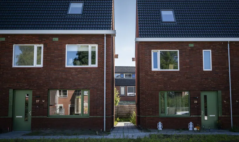 nieuwe huizen, met op de achtergrond oude huizen