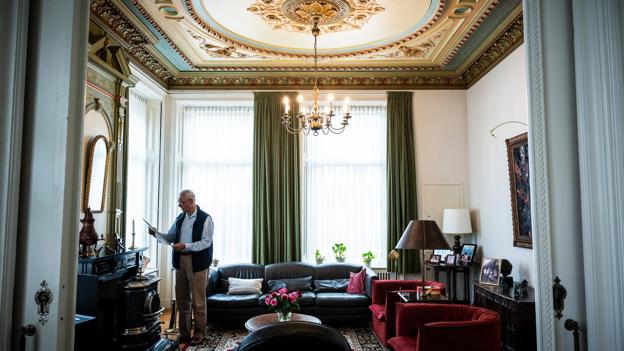 Een fraai gedecoreerd én gerestaureerd plafond.
