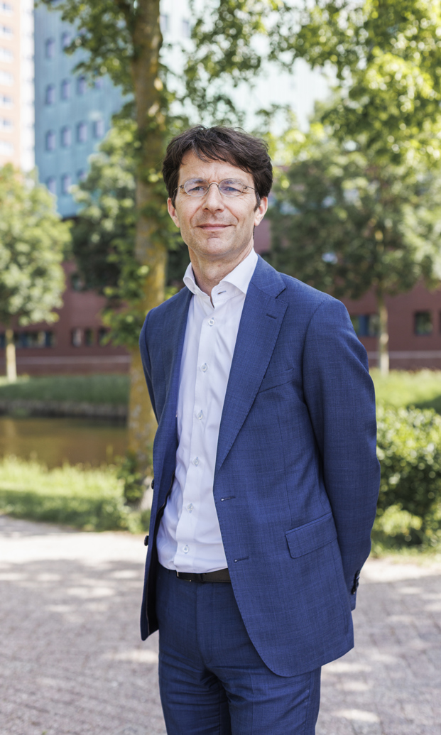 Ronald staat buiten met een collega te praten.