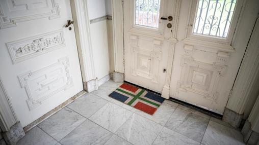 Een deurmat met de Groningse vlag heet bezoekers welkom.