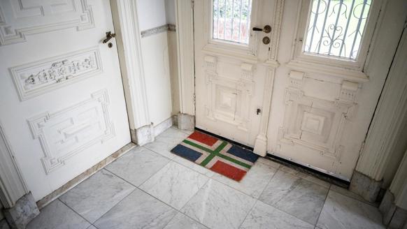 Een deurmat met de Groningse vlag heet bezoekers welkom.