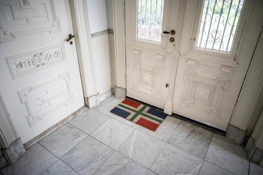 Een deurmat met de Groningse vlag heet bezoekers welkom.