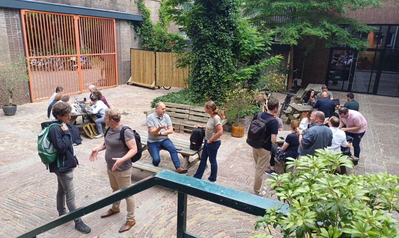 Team van ICT geniet buiten van hun pauze