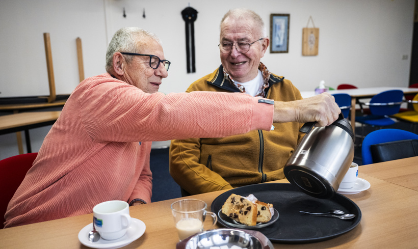 Jan Hasenoot schenkt Bert Twickler een kop koffie in, met zelfgebakken rumcake.