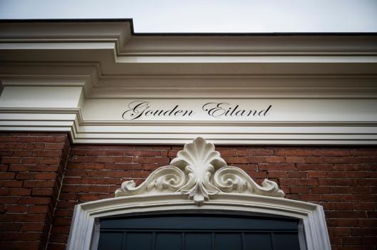 Joop Leffers liet de naam Gouden Eiland op zijn daklijst schilderen..