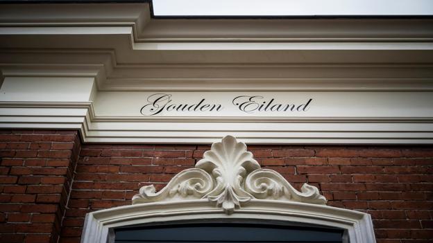Joop Leffers liet de naam Gouden Eiland op zijn daklijst schilderen..