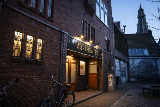 Het Aa-theater in het avondlicht.
