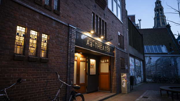 Het Aa-theater in het avondlicht.