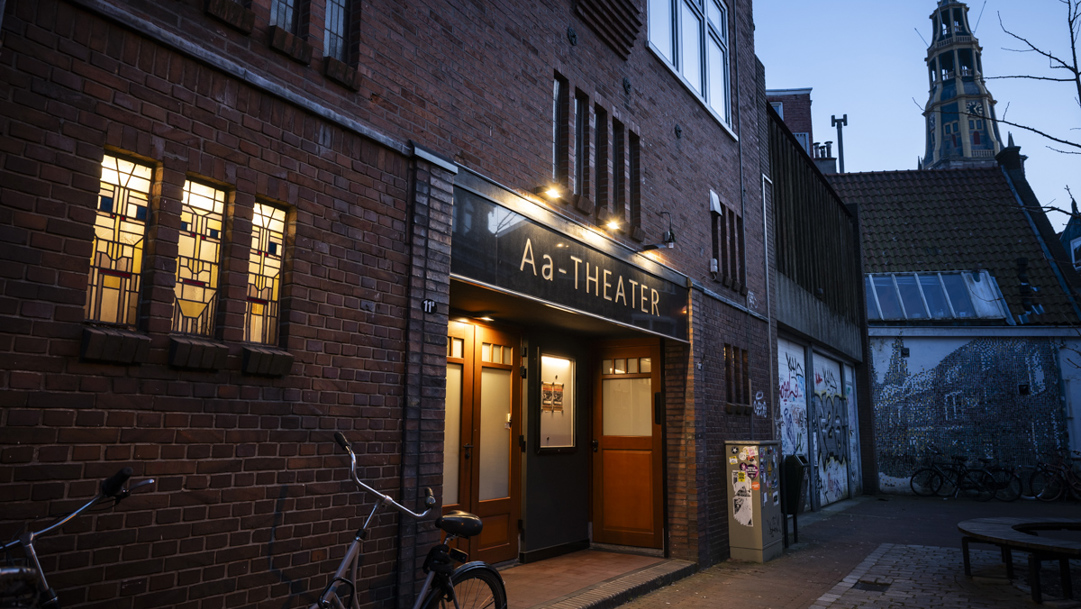 Het Aa-theater in het avondlicht.