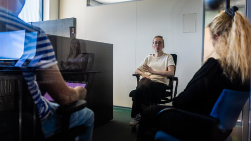 Dieuwke overlegt met collega's.