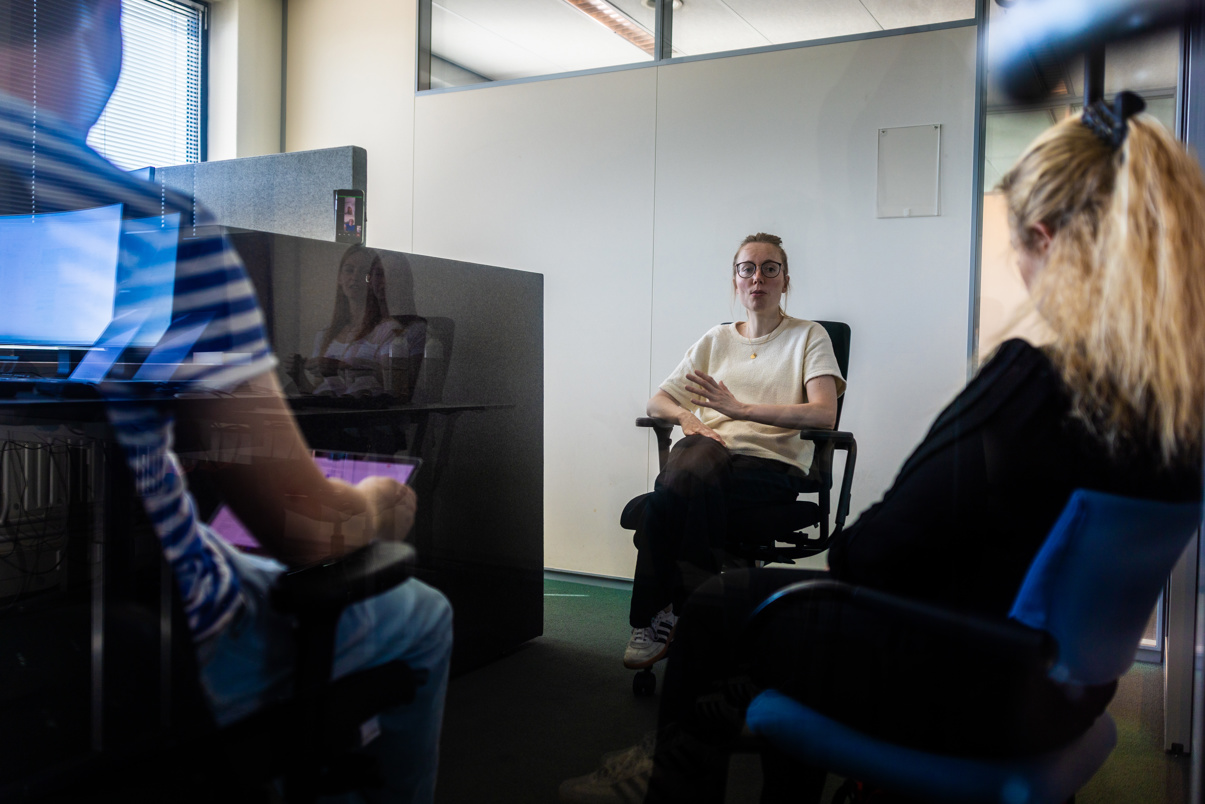 Dieuwke overlegt met collega's.