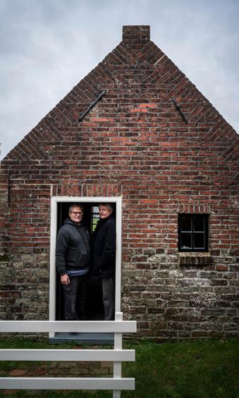 Beheerders van de stichting Hoeske van Thais Joaptje in de deuropening, rechts Michiel Herweijer.
