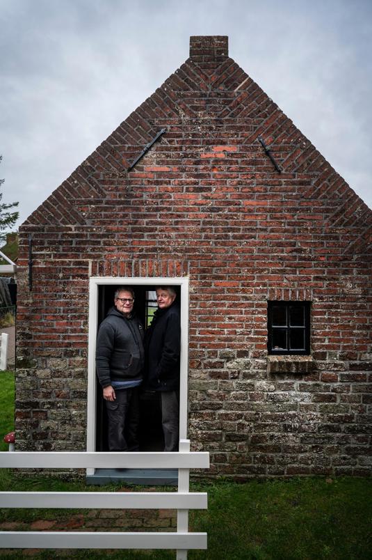 Beheerders van de stichting Hoeske van Thais Joaptje in de deuropening, rechts Michiel Herweijer.