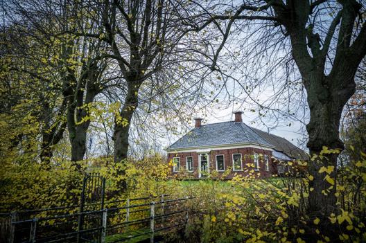 De boerderij van Jacques en Sylvie in Noorddijk, omringd door groen..