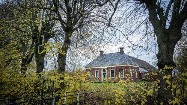 De boerderij van Jacques en Sylvie in Noorddijk, omringd door groen..