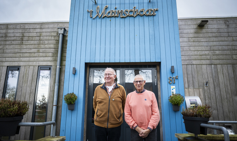 Jan Hasenoot en Bert Twickler voor de dorpshuis't Mainschoar in KOlham.