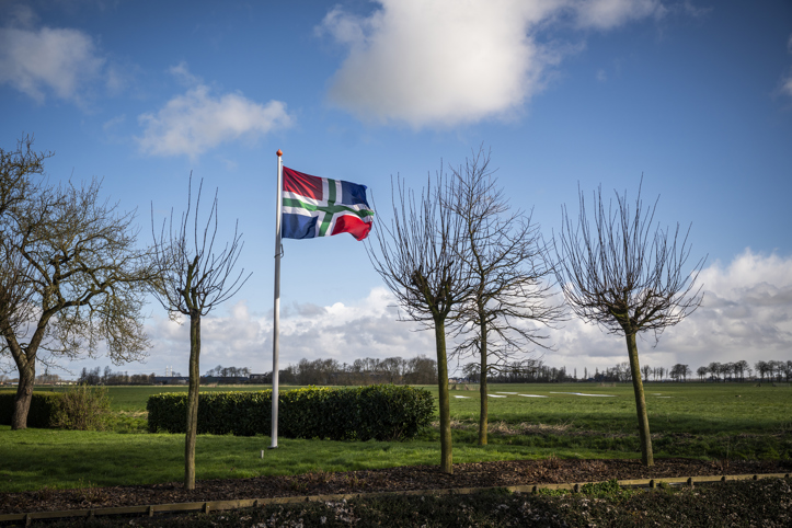 De Groningse vlag wappert in een voortuin in het Groningse Adorp.