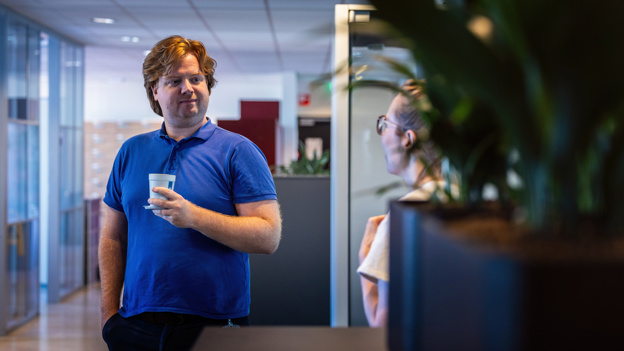 Niels houdt een kop koffie vast op zijn afdeling.