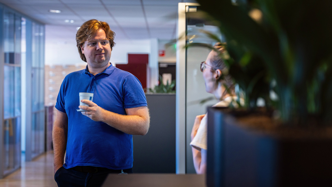 Niels houdt een kop koffie vast op zijn afdeling.