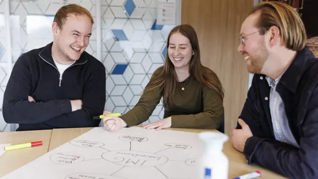 Bronbestand Hj2m18sl 20260309 IMG Trainees Jelle Laura Niels Mkidv 15 Drukwerk (1)