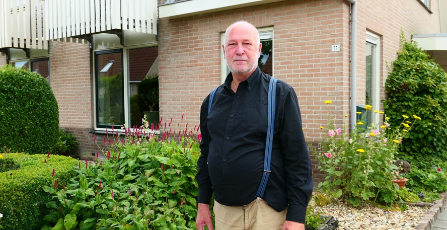 Piet Helmholt, staand in de tuin voor zijn huis