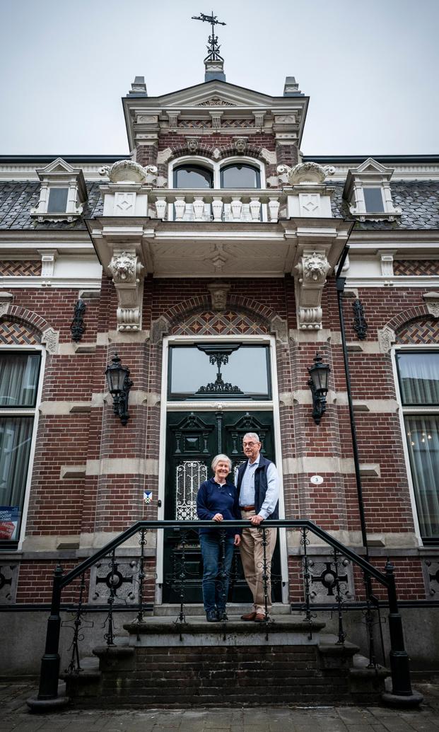 Huisarts-in-ruste Joost Boskamp en zijn vrouw voor hun huis in Bedum.