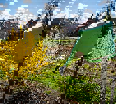 Een gieter in een volkstuin in het Groningse Mensingeweer.