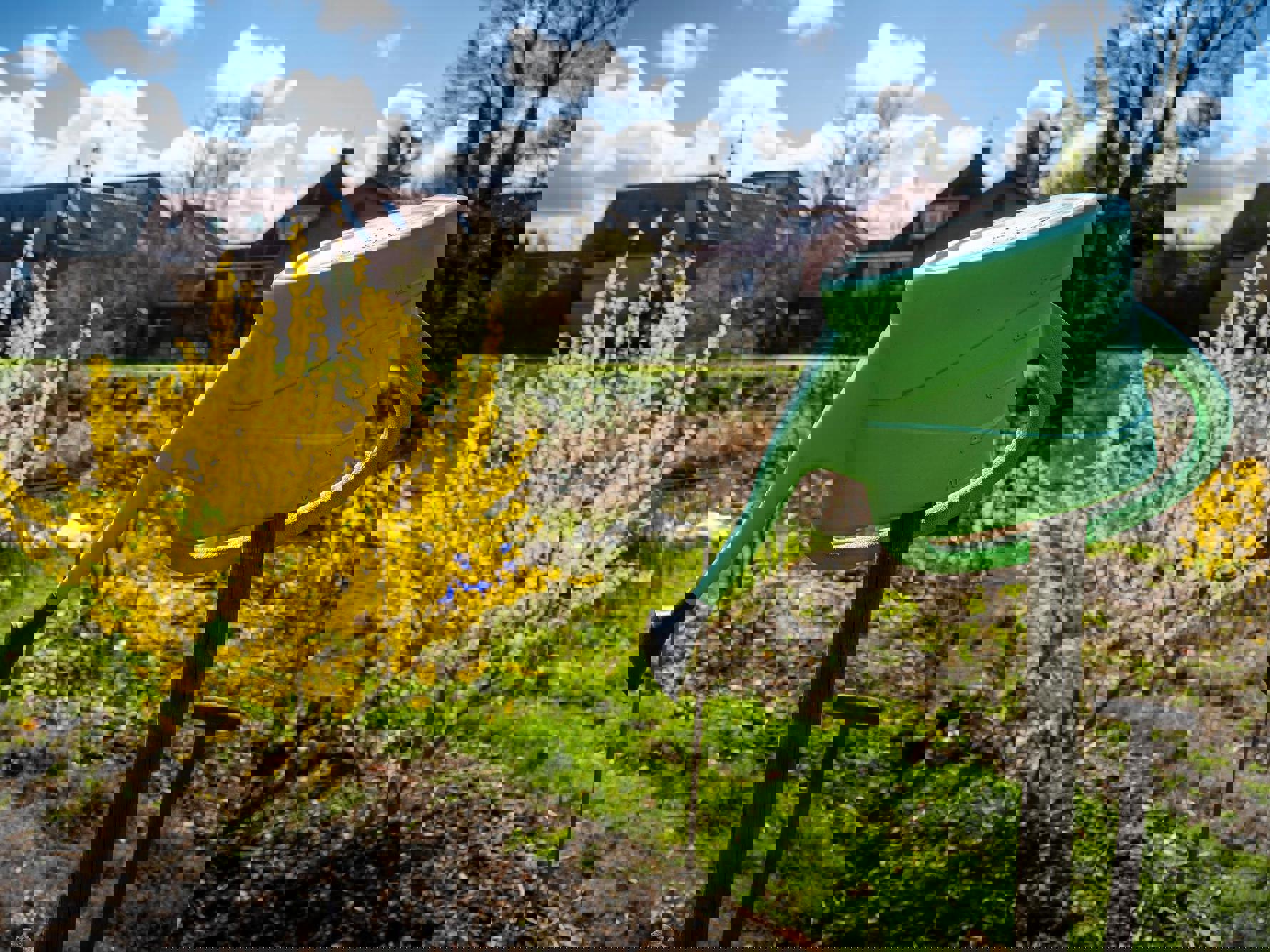 Een gieter in een volkstuin in het Groningse Mensingeweer.