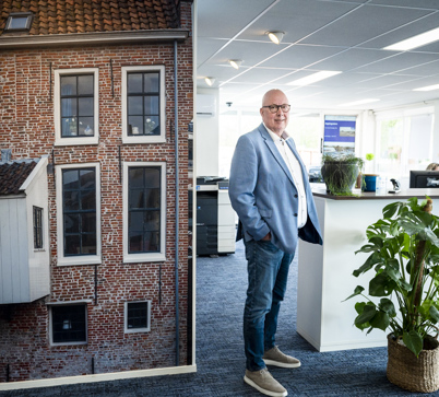 Makelaar Pieter Rozema staat in zijn kantoor in Appingedam.