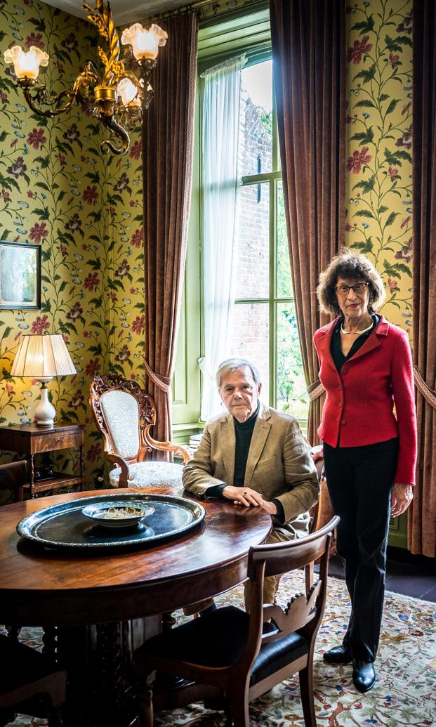 Mijnard en Grietha Scheeers in een rijk gedecoreerd interieur.