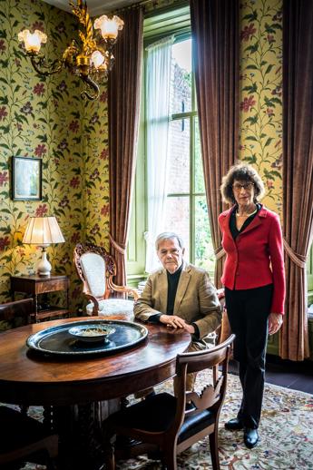 Mijnard en Grietha Scheeers in een rijk gedecoreerd interieur.